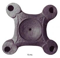 LMP-41447 - Lampe carrée à 4 becs : DIONYSOY
terre cuite
TPQ : 75 - TAQ : 125
Très grande lampe carrée à becs cordiformes et médaillon rond, vierge. Sur chaque début de bec, une palmette. Marque DIONYSOY en lettres grecques imprimée sur la base.