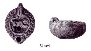 LMP-41450 - Lampe Loeschcke VIII : lion
terre cuite
TPQ : 300 - TAQ : 400
Petite lampe ronde (corps massif) à bec rond, défini par deux traits obliques. Médaillon décoré d'un lion, épaule d'entrelacs géométriques.