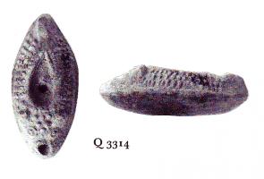 LMP-41454 - Lampe ovale tardive : souris
terre cuite
TPQ : 400 - TAQ : 500
Lampe ovale avec épaule décorée de points en relief, rendant naivement une souris (les points représentent les poils, les deux oreilles sont esquissées et deux points entourés de cercles représentent les yeux, l'anse fait figure de queue).