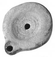 LMP-41462 - Lampe Loeschcke VIII
terre cuite
TPQ : 100 - TAQ : 200
Lampe ronde à bec court. Médaillon orné de cercles concentriques