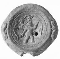 LMP-41465 - Lampe Loeschcke VIII : Eros
terre cuite
TPQ : 100 - TAQ : 200
Lampe ronde à bec rond. Médaillon orné d'un Eros au milieu d'une vigne. Epaule avec anses latérales en oreille.