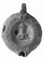 LMP-41466 - Lampe Loeschcke VIII : Autel
terre cuite
TPQ : 100 - TAQ : 200
Lampe ronde à bec rond. Médaillon orné d'un autel circulaire. Epaule décorée de points en relief.
