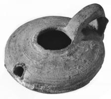 LMP-41473 - Lampe ronde tournée
terre cuite
TPQ : 1 - TAQ : 500
Lampe ronde tournée avec bec incorporé. Petite anse en ruban.