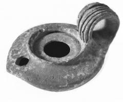 LMP-41475 - Lampe ronde tournée
terre cuite
TPQ : 200 - TAQ : 500
Lampe ronde tournée avec bec incorporé. Petite anse en ruban.