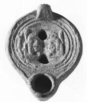 LMP-41477 - Lampe Loeschcke VIII : Masques
terre cuite
TPQ : 100 - TAQ : 200
Lampe ronde à bec rond. Médaillon décoré de deux masques de théâtre.