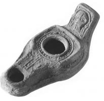 LMP-41480 - Lampe syrienne tardive 
terre cuite
TPQ : 400 - TAQ : 500
Lampe allongée à long bec avec canal décoré d'une croix et anse plastique rectangulaire décorée d'une tête barbue.