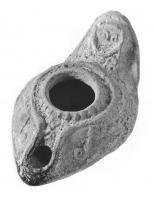 LMP-41481 - Lampe syrienne tardive 
terre cuite
TPQ : 400 - TAQ : 600
Lampe allongée à long bec avec canal décoré d'une croix et anse plastique conique décorée d'une tête.