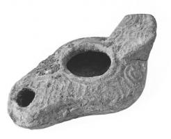 LMP-41487 - Lampe byzantine 
terre cuite
TPQ : 400 - TAQ : 600
Lampe allongée à long bec, épaule décorée de motifs géométriques et anse plastique trapézoïdale décorée de motifs géométriques.