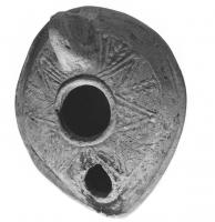 LMP-41499 - Lampe pantoufle byzantine 
terre cuite
TPQ : 400 - TAQ : 600
Lampe allongée à bec incorporé épaule décorée de traits triangulaires et de feuilles de palme en relief.