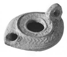 LMP-41501 - Lampe pantoufle byzantine 
terre cuite
TPQ : 400 - TAQ : 600
Lampe allongée à bec incorporé épaule décorée de traits et de feuilles de palme en relief. Base ornée de points en relief.