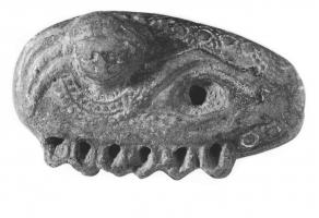 LMP-41507 - Lampe byzantine plastique
terre cuite
TPQ : 400 - TAQ : 600
Lampe ovale à 6 petits becs; épaule décorée de motifs géométriques en relief. Buste plastique saillant du corps de la lampe, bras en bas relief.