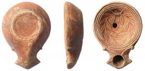 LMP-41517 - Lampe Loeschcke IB : Couronne
terre cuite
TPQ : -30 - TAQ : 70
Lampe moulée, sans anse.Réservoir circulaire de profil tronconique. Bandeau étroit à trois sillons concentriques, penché vers l'intérieur. Disque en profonde cuvette ; décorée d'une couronne d'olivier. Bec triangulaire à deux volutes se poursuivant sous le bec. Base en anneau plat. Restes d'un engobe rouge brique.