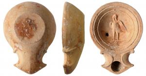 LMP-41518 - Lampe Loeschcke IC : Echassier
terre cuite
TPQ : 70 - TAQ : 120
Lampe moulée, sans anse. Réservoir circulaire de profil tronconique. Bandeau étroit plat. Disque en profonde cuvette limitée par deux sillons concentriques, décord'un échasser de face, lissant ses plumes. Bec triangulaire à deux volutes se poursuivant sous le bec. Base circulaire plate. Restes d'un engobe rouge brique .