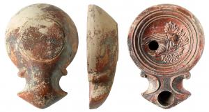 LMP-41520 - Lampe Loeschcke IC : Criquet
terre cuite
TPQ : 50 - TAQ : 100
Lampe moulée, sans anse. Réservoir circulaire de profil tronconique. Bandeau étroit plat. Disque en profonde cuvette, limitée par trois sillons concentriques, décorée d'un criquet dévorant une grappe de raisin sur une feuille de vigne. Bec triangulaire à deux volutes se poursuivant sous le bec. Base plate circulaire. Engobe marron rouge.