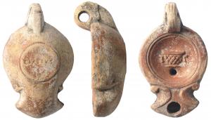 LMP-41523 - Lampe à bec triangulaire et à anse : C FAS FVS
terre cuite
TPQ : 75 - TAQ : 125
Lampe moulée à anse verticale à deux sillons sur la tranche, percée. Réservoir circulaire de profil convexe. Bandeau étroit penché vers l'extérieur. Disque en cuvette, limitée par deux sillons concentriques, décorée d'un cratère surmonté par une palme . Bec triangulaire de type C à volutes simples. Base circulaire plate, estampillée .C FAS FVS en creux. Restes d'engobe rouge brique.