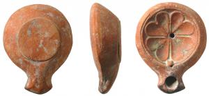 LMP-41525 - Lampe à bec angulaire sans volutes
terre cuite
TPQ : 100 - TAQ : 200
Lampe moulée, sans anse. Réservoir circulaire de profil tronconique. Bandeau étroit penché vers l'extérieur. Disque en cuvette, limitée par un sillon, décorée d'un trèfle à quatre feuilles . Bec angulaire sans volutes. Base circulaire plate en relief.  Engobe rouge brique.