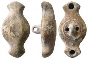 LMP-41526 - Lampe à deux becs  diamétralement opposés
terre cuite
TPQ : 100 - TAQ : 300
Lampe moulée, anse centrale percée. Réservoir circulaire de profil tronconique. Bandeau étroit plat. Disque limité par deux sillons concentriques. porte l'anse et deux trous d'alimentation. Becs triangulaires opposés, sans volutes. Base circulaire plate en léger relef.  Engobe marron beige.