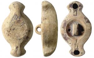 LMP-41527 - Lampe à deux becs diamétralement opposés 
terre cuite
TPQ : 100 - TAQ : 300
Lampe moulée, anse centrale verticale à deux sillons sur la tranche.  Réservoir circulaire de profil tronconique. Bandeau penché vers l'extérieur. Disque limité par deux sillons concentriques. porte l'anse et deux trous d'alimentation. Becs triangulaires opposés, portant un élément décoratif suggérant des volutes simples. Base circulaire plate ; deux petits cercles concentriques au centre.  Restes d'engobe rouge violacé sur toute la lampe.