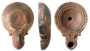 LMP-41529 - Lampe a bec à volutes doubles
terre cuite
TPQ : 50 - TAQ : 100
Lampe moulée, sans anse. Réservoir circulaire de profil convexe. Bandeau étroit plar. Disque en cuvette limitée par quatre sillons cercle, sans décor.  Bec long arrondi, flanqué de deux volutes doubles se poursuivant sous le bec. Trou d'évent. Base plate limitée par un cercle en creux. Engobe marron rouge.