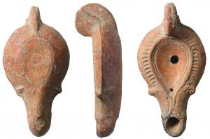 LMP-41537 - Lampe à volutes doubles
terre cuite
TPQ : 100 - TAQ : 200
Anse non percée à un sillon sur la tranche, moulée avec la lampe. Réservoir allongé de profil biconvexe asymétrique. Bandeau penché vers l'extérieur au décor de stries rayonnantes  Disque en forme de larme limité par deux sillons et un fin bourrelet qui rejoint les volutes.  Bec long allongé, arrondi, à volutes doubles se poursuivant sous le bec. Base circulaire plate en forme de larme limitée par un sillon. Un cercle pointé en creux au centre.  Engobe rouge brique.