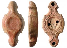 LMP-41539 - Lampe à deux becs diamétralement opposés
terre cuite
TPQ : 100 - TAQ : 300
Lampe moulée, anse centrale verticale. Réservoir circulaire de profil biconique asymétrique. Bandeau penché vers l'extérieur. Disque limité par deux bourrelets concentriques, porte  deux trous d'alimentation. Becs arrondis à volutes doubles. Un élément décoratif en V entre les volutes. Base circulaire au centre concave.  Engobe rouge foncé  sur toute la lampe.