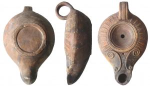 LMP-41550 - Lampe à volutes doubles décoratives
terre cuite
TPQ : 60 - TAQ : 125
Lampe moulée, anse en ruban à deux sillons, rapportée. Réservoir piriforme à profil biconvexe asymétrique. Large bandeau penché vers l'extérieur, couronne de godrons. Petit disque en cuvette limitée par trois sillons concentriques.. Bec arrondi flanqué par deux volutes doubles décoratives. Trou d'évent.  Base circulaire plate limitée par un anneau plat en relief.  Engobe marron  sur toute la lampe.