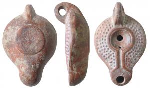 LMP-41551 - lampe à canal, à décor de globules
terre cuite
TPQ : 175 - TAQ : 225
Lampe moulée, anse verticale percée, à deux sillons sur la tranche. Réservoir piriforme de profil biconvexe asymétrique. Large bandeau  orné de quatre rangées de globules. Petit disque limité par un sillon et un bourrelet, qui borde l'étroit canal et le méplat du bec. Trou d'évent. Bec long arrondi. Base plate circulaire en léger relief. Restes d'engobe rouge violacé sur toute la lampe.