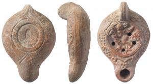 LMP-41553 - Lampe d'Asie mineure : Eros, paon
terre cuite
TPQ : 350 - TAQ : 500
Lampe moulée, anse verticale pleine à trois sillons. Réservoir piriforme de profil biconvexe.  Bandeau penché vers l'extérieur portant un décor de pampres. Disque limité par un sillon orné d'un éros chevauchant un paon, à gauche. Bec cordiforme, une grappe au départ. Base à deux sillons circulaires portant une large planta pedis. Anse se terminant par un motif en éventail reversé. Deux traits de chaque côté au départ du bec.