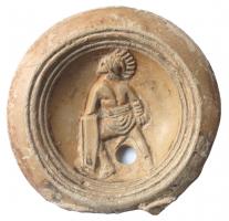 LMP-41557 - Lampe : Mirmillon
terre cuite
TPQ : 50 - TAQ : 100
Lampe moulée, bandeau étroit penché vers l'extérieur; disque en cuvette profonde limitée par trois sillons concentriques. Décor : mirmillon de dos, à gauche, tenant une sica dans sa main droite et un bouclier dans l'autre.