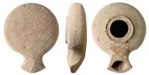LMP-41560 - Lampe hérodienne
terre cuite
TPQ : 1 - TAQ : 100
Tournée, sans anse. Réservoir circulaire de profil globulaire. Large rebord, disque en anneau plat limité par un fin bourrelet autour d'un grand trou d'alimentation. Bec rapporté, au bout en large bras d'ancre. Base plate non délimitée.