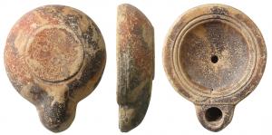 LMP-41562 - Lampe à bec rond limité par un trait
terre cuite
TPQ : 75 - TAQ : 150
Lampe moulée, sans anse.  Réservoir circulaire à profil biconvexe assymétrique. Bandeau penché vers l'extérieur; disque lisse, en cuvette limitée par deux sillons concentriques.  Bec arrondi limité, par un trait droit, repose sur le rebord du réservoir. Base circulaire plate en léger relief limitée par un sillon. Engobe marron rouge sur toute la lampe.