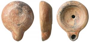 LMP-41563 - Lampe à bec rond limité par un trait : L MVN SVC
terre cuite
TPQ : 75 - TAQ : 110
Lampe moulée, sans anse.  Réservoir circulaire à profil biconvexe. Bandeau penché vers l'extérieur,. disque en cuvette limitée par cinq sillons concentriques. Bec arrondi, limité par un trait droit, reposant sur le rebord du réservoir. Base circulaire plate en léger relief limitée par un sillon signée L MVN SVC en creux. Restes d'engobe rouge sur toute la lampe.