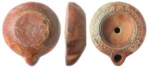 LMP-41564 - Lampe à bec rond appuyé sur le disque
terre cuite
TPQ : 40 - TAQ : 80
Lampe moulée, sans anse. Réservoir circulaire à profil biconvexe. Bandeau penché vers l'extérieur au décor d'oves doubles, disque en cuvette limitée par trois sillons concentriques, sans décor moulé. Bec arrondi en léger trapèze s'appuyant sur le bord du disque. Base circulaire plate en léger relief limitée par un sillon. Engobe rouge à brun sur toute la lampe.