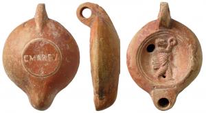 LMP-41573 - Lampe à bec rond limité par un trait : Prêtre de Cybèle C MAREV
terre cuite
TPQ : 120 - TAQ : 180
Lampe moulée, anse verticale percée à deux sillons sur la tranche. Réservoir circulaire à profil biconvexe. Bandeau penché vers l'extérieur, disque en cuvette limitée par deux sillons concentriques. Décor : prêtre de Cybèle, à droite, jouant du tympanon. Bec arrondi limité par un trait droit ponctué aux extrémités. Base circulaire plate en léger relief limitée par un sillon estampillée C MAREV. Engobe rouge brique sur toute la lampe.