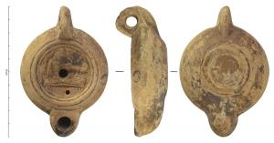 LMP-41584 - Lampe à bec rond limité par un trait : Scène érotique
terre cuite
TPQ : 100 - TAQ : 200
Lampe moulée à bec arrondi limité par un trait droit ponctué aux extrémités. Anse verticale percée à deux sillons sur la tranche moulée avec la lampe. Disque en cuvette limitée par trois sillons. Bandeau penché vers l'extérieur. Réservoir circulaire à profil biconvexe asymétrique. Trou d’évent. Base en anneau circulaire plat en léger relief. Décor : Scène érotique sur un lit, couple de profil droit.