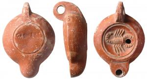 LMP-41591 - Lampe à bec rond limité par un trait : GAB MERC Scorpion
terre cuite
TPQ : 75 - TAQ : 100
Lampe moulée, anse verticale percée, à deux sillons sur la tranche. Réservoir circulaire à profil biconvexe asymétrique. Bandeau penché vers l'extérieur. Disque en cuvette limitée par un sillon . Décor : scorpion à droite. Bec arrondi limité par un trait droit, point en creux aux extrémités. Base circulaire plate en léger relief limitée par un sillon ; marque gravée GAB MERC. Engobe .rouge vif sur toute la lampe.