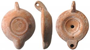 LMP-41598 - Lampe à bec court limité par un trait
terre cuite
TPQ : 175 - TAQ : 250
Lampe moulée, anse verticalepercée, à deux sillons sue la tranche. Réservoir circulaire de profil biconvexe assymétrique. Bandeau penché vers l'extérieur au décor de feuilles, disque en cuvette limitée par deux sillons concentriques orné d'un collier de perles. Bec arrondi limité par un trait droit. Base circulaire plate en léger relief limitée par un fin bourrelet et trois sillons concentriques. Engobe rouge brique sur toute la lampe.