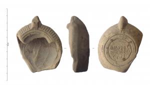 LMP-41601 - Lampe à bec rond limité par un trait et à ombilic central
terre cuite
TPQ : 175 - TAQ : 250
Lampe moulée, anse verticale percée, à deux sillons sur la tranche. Réservoir circulaire à profil biconvexe. Bandeau penché vers l'extérieur décoré d'une frise d'oves. Disque en cuvette limitée par deux sillons concentriques et un anneau de traits rayonnants. Un ombilic strié et percé au centre. Bec arrondi limité par un trait, une ligne de X et de points en creux au départ. Base circulaire plate en léger relief limitée par un sillon, avec marque incisée en cursive.  Engobe marron gris. sur toute la lampe.