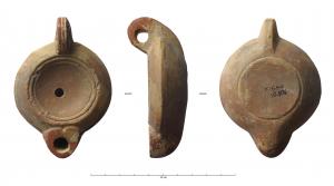 LMP-41602 - Lampe à bec cordiforme
terre cuite
TPQ : 150 - TAQ : 250
Lampe moulée, anse verticale percée. Réservoir circulaire à profil biconvexe. Bandeau penché vers l'extérieur. Disque en simple cuvette limitée par deux sillons concentriques.  Bec arrondi cordiforme. Base circulaire plate en léger relief limitée par un sillon, porte trois épis gravés.  Restes d'engobe marron rouge. sur toute la lampe.