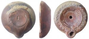 LMP-41611 - Lampe à bec cordiforme : planta pedis
terre cuite
TPQ : 175 - TAQ : 225
Lampe moulée, sans anse. Réservoir circulaire à profil tronconique Bandeau penché vers l'extérieur au décor d'oves doubles. Disque en simple cuvette limitée par deux sillons ; porte une ronde de deux chiens poursuivant deux lièvres. Fin bourrelet central et petit canal.  Bec arrondi cordiforme. Base circulaire plate en léger relief limitée par un sillon, planta pedis au centre. Engobe rouge vineux sur toute la lampe.