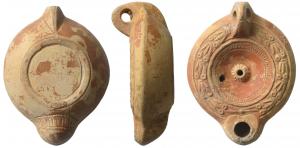 LMP-41615 - lampe à bec cordiforme et ombilic central
terre cuite
TPQ : 200 - TAQ : 250
Lampe moulée, anse verticale percée à deux sillons sur la tranche. Réservoir circulaire à profil biconvexe. Bandeau penché vers l'extérieur orné d'une couronne de laurier noué. Disque en  cuvette limitée par deux sillons et un anneau de stries rayonnantes.Ombilic central strié et percé. Bec arrondi cordiforme; bande de stries au revers. Base circulaire plate  limitée par un  anneau en relief. Restes d'engobe rouge sur toute la lampe.