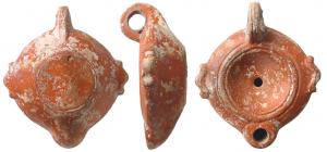 LMP-41616 - Lampe à bec cordiforme et ailerons latéraux
terre cuite
TPQ : 80 - TAQ : 180
Lampe moulée, anse verticale percée à deux sillons sur la tranche. Réservoir circulaire de profil biconique assymétrique. Bandeau penché vers l'extérieur ; porte deux ailerons sur l'axe horizontal.
Disque en simple cuvette limité par un fin bourrelet souligné par deux sillons. Bec cordiforme s'appuyant sur le disque. Engobe rouge vif sur couverte blanche mate.