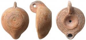 LMP-41618 - lampe à bec court et décor de globules. 
terre cuite
TPQ : 150 - TAQ : 250
Lampe moulée, anse verticale percée. Réservoir circulaire à profil biconvexe. Bandeau large penché vers l'extérieur orné de quatre cercles de globules. Petit disque en simple cuvette limitée par deux sillons. Bec arrondi court limité par un arc de cercle. Base circulaire plate en léger relief limitée par deux sillons concentriques, porte une fleur au centre. Engobe rouge sur toute la lampe.