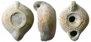 LMP-41620 - Lampe à bec court et décor de globules 
terre cuite
TPQ : 200 - TAQ : 400
Lampe moulée, anse verticale à moitié percée . Réservoir circulaire à profil biconvexe. Bandeau large penché vers l'extérieur orné de quatre cercles de globules. Petit disque en simple cuvette limitée par un bourrelet.  Bec arrondi. Base circulaire plate en léger relief limitée par un  bourrelet formant une patère avec l'anse.