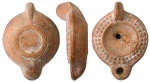 LMP-41621 - Lampe à bec cordiforme : globules, AVG INPI
terre cuite
TPQ : 150 - TAQ : 450
Lampe moulée, anse verticale non percée . Réservoir circulaire à profil biconvexe. Bandeau large penché vers l'extérieur orné de deux cercles de globules. Disque en simple cuvette limitée par un fin bourrelet.  Bec arrondi cordiforme. Base circulaire plate en léger relief limitée par un large anneau plat, porte parfois la marque AVG INPI incisée.  Eventuellement, engobe rouge foncé sur toute la lampe.