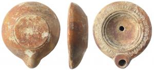 LMP-41624 - Lampe à bec rond et décor d'oves
terre cuite
TPQ : 50 - TAQ : 120
Lampe moulée, sans anse. Réservoir circulaire à profil convexe. Bandeau large penché vers l'extérieur, décor d'oves doubles. Disque en simple cuvette limitée par trois sillons concentriques  Bec rond. Base circulaire plate en léger relief limitée par un sillon, trident en relief au centre. Restes marron rouge sur toute la lampe.