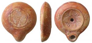 LMP-41626 - Lampe syro-palestinienne bec rond et volutes doubles : Quatrefeuille
terre cuite
TPQ : 1 - TAQ : 200
Lampe moulée, sans anse. Réservoir circulaire à profil biconvexe. Bandeau large penché vers l'extérieur, deux motifs en forme de papillon sur l'axe horizontal, deux volutes doubles au niveau du bec. Disque en simple cuvette limitée par un fin bourrelet, décoré d'un motif à quatre feuilles. Bec rond. Base circulaire plate en léger relief limitée par un  bourrelet. Engobe rouge brique sur toute la lampe.