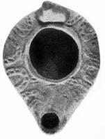 LMP-4162 - Lampe syro-palestinienne tardive
terre cuite
TPQ : 300 - TAQ : 500
Lampe de forme allongée avec petit bec et large trou de remplissage. Epaule  richement décorée de motifs en fer à cheval. Petite anse conique en bouton.