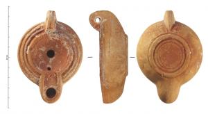 LMP-41630 - Lampe de transition à bec à canal 
terre cuite
TPQ : 250 - TAQ : 350
Lampe moulée, anse verticale percée, à un sillon. Réservoir circulaire à profil biconvexe. Bandeau  penché vers l'extérieur, décor de deux bourrelets cordés concentriques. Disque en simple cuvette limitée par un bourrelet cordé qui se poursuit sur le bec. Bec à canal ouvert sur le disque. Base circulaire plate limitée par deux bourrelets concentriques, un petit cercle au centre. Engobe marron foncé sur toute la lampe.