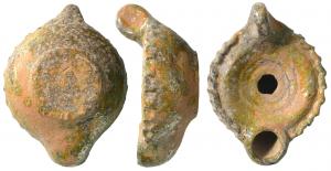 LMP-41633 - Lampe tournée vernissée
terre cuite
TPQ : 200 - TAQ : 400
 Anse verticale ronde, pleine, rapportée. Réservoir tourné, de profil conique. Bandeau en anneau convexe festonné à l'ébauchoir sur le pourtour. Disque en simple cuvette souligné par deux cercles concentriques. Bec rond rapporté. Base circulaire plate en relief. Email vert sur toute la lampe.